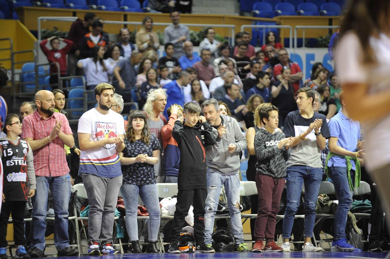 Los Harlem Globetrotters, un equipo que nació allá por 1926 en Illinois llegó este ounes a Santander, dentro de su gira 'Fan Powered World Tour', con un show dedicado a sus seguidores y que ha combinado buen basket, malabares, humor y sobre todo ha tenido al público como protagonista. Este lunes los míticos Globetrotters han estado en el Palacio de los Deportes, donde han sido recibidos por la alcaldesa santanderina, Gema Igual y por cientos de entregados seguidores, que han disfrutado de su espectáculo y de su partido ante los Washington Generals, a los que, como es habitual, han ganado 