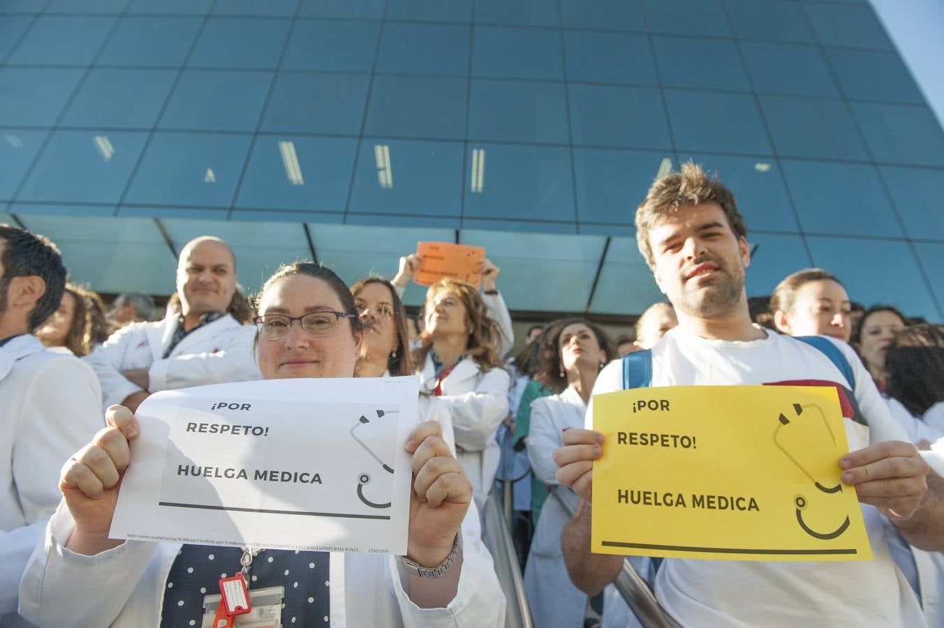 Fotos: Masivo seguimiento de la huelga de médicos en Cantabria