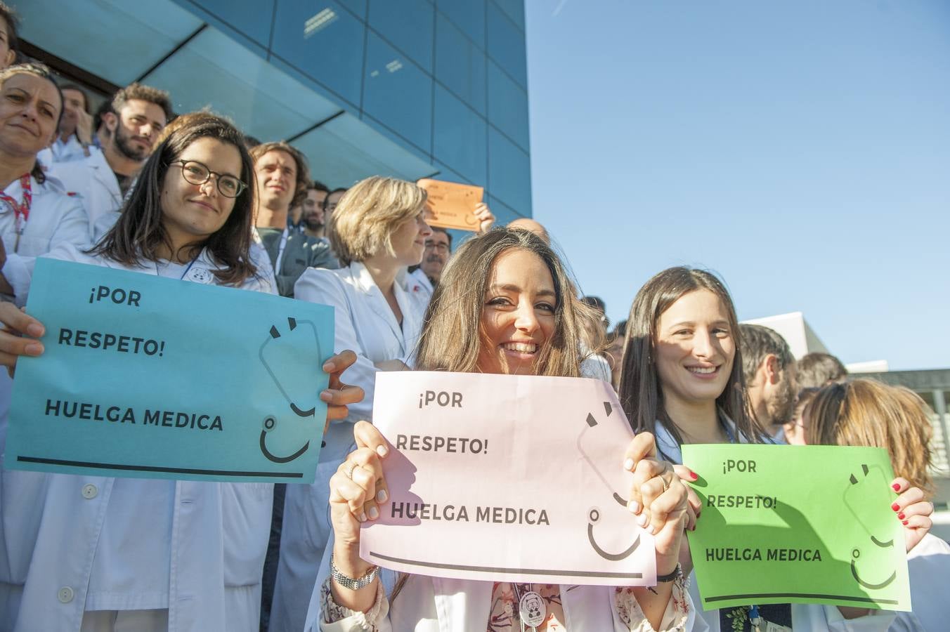 Fotos: Masivo seguimiento de la huelga de médicos en Cantabria