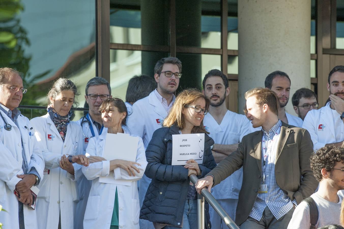 Fotos: Masivo seguimiento de la huelga de médicos en Cantabria