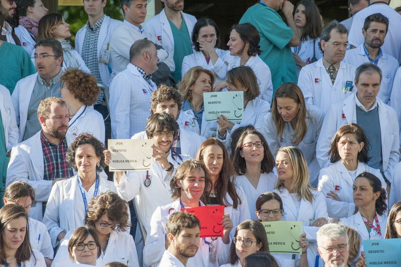 Fotos: Masivo seguimiento de la huelga de médicos en Cantabria