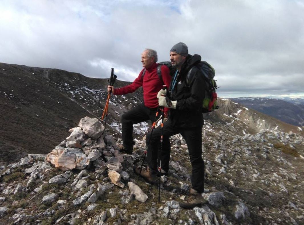 Con su hermano Borja, compañero habitual en sus rutas montañeras, en la Tesla (Burgos).