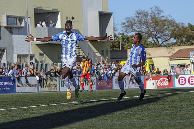 Los jugadores del Atlético Baleares celebran un gol.