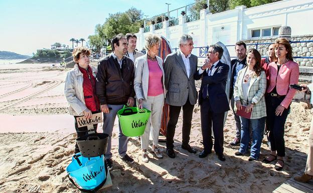 Los candidatos regionalistas en la Segunda playa de El Sardinero 