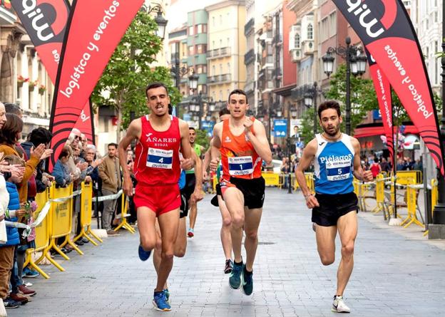 El atleta cántabro (4:21) en la Milla Urbana de Avilés, quedando en 3ª posición. 