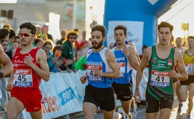 En el Campeonato de España de milla en ruta de 2019, al borde de alcanzar el podio. Fernando Sainz Ruiz (detrás), se proclamó campeón. 