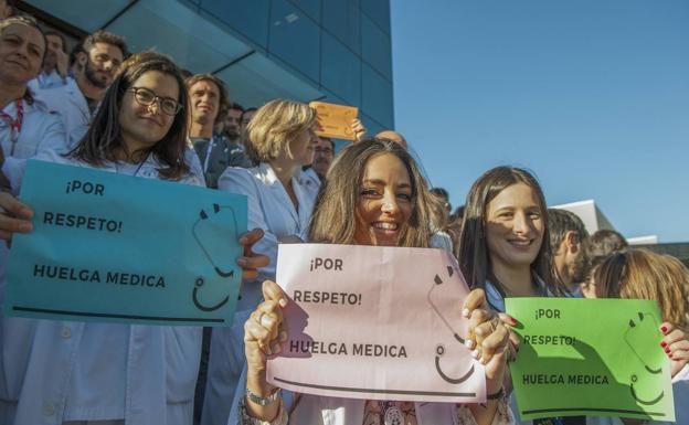 Movilización del pasado lunes en Valdecilla, convocada pòr el Sindicato Médico.