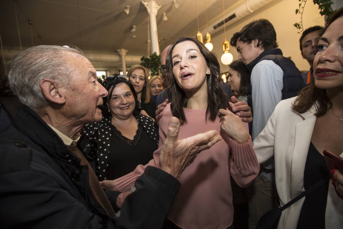 Los asistentes a la cita en el restaurante se dirigen a la líder de Ciudadanos