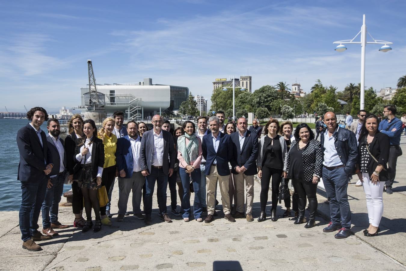 Foto de familia de Inés Arrimadas con el equipo de Cantabria