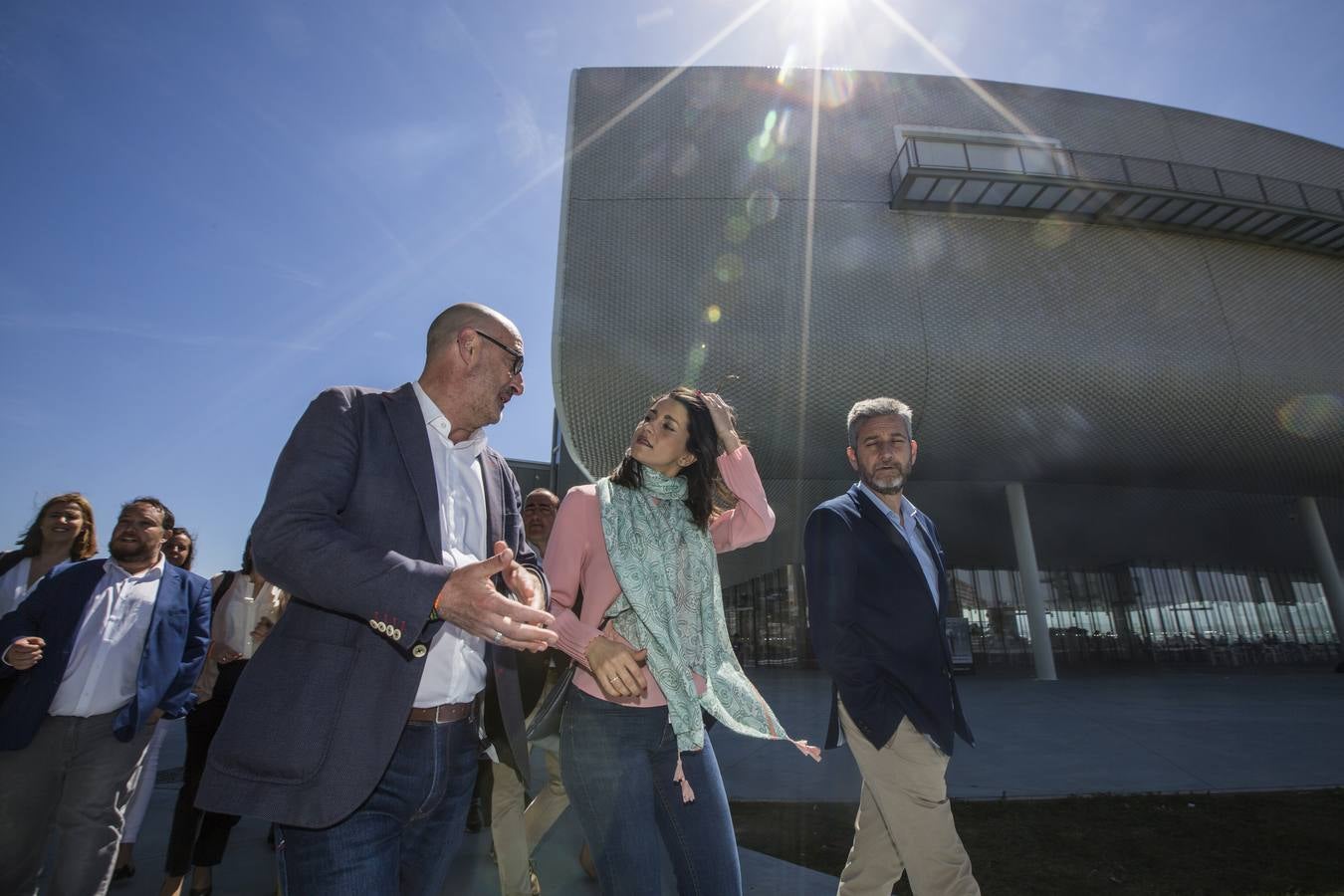 Félix Álvarez, Inés Arrimadas y Javier Ceruti frente al Centro Botin