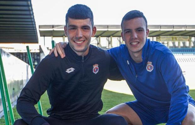 Adrián Peón y Sergio Castañeda 'Casta' posan en El Malecón.