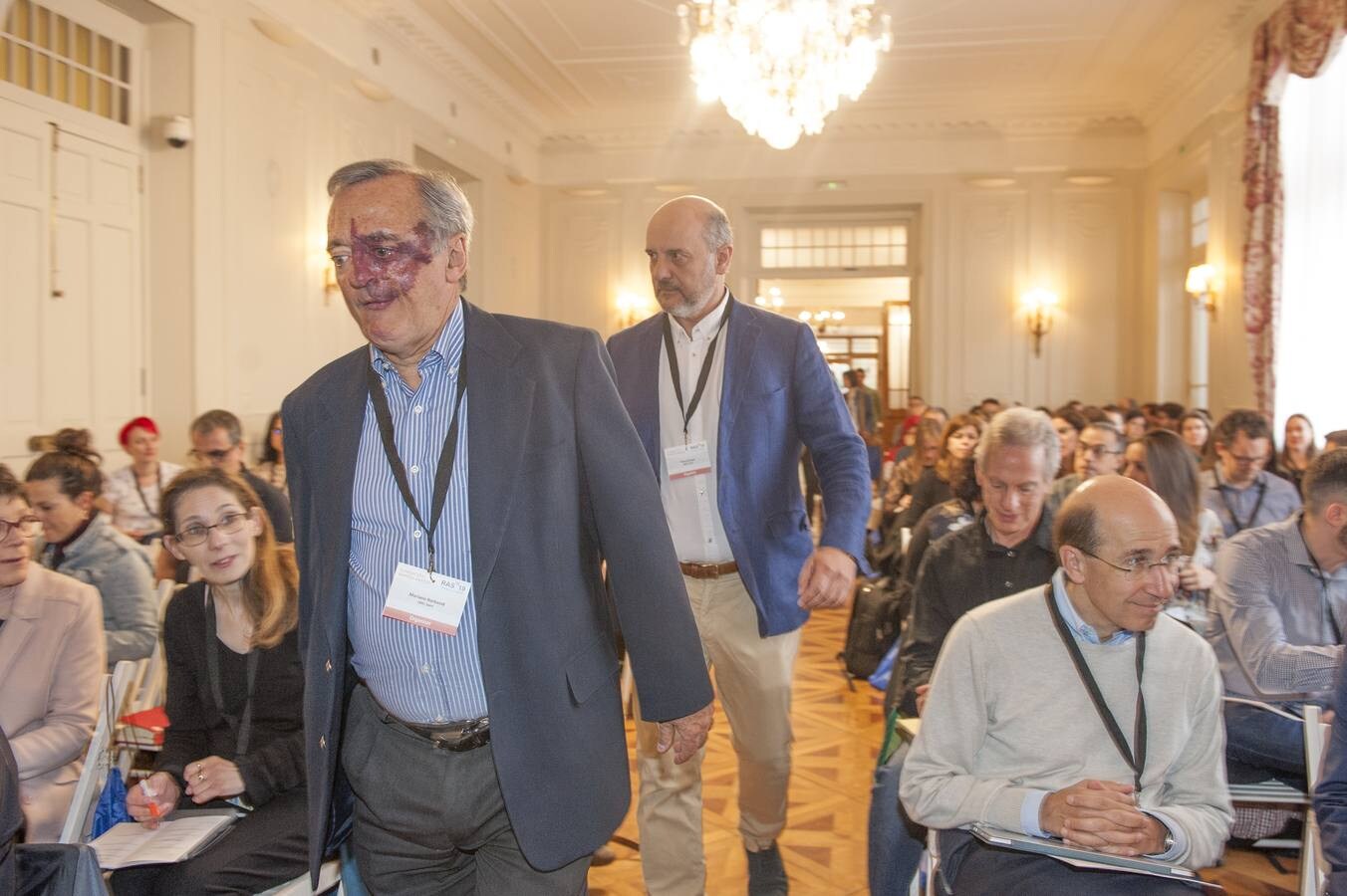 Mariano Barbacid entra en la sala, llena de investigadores y expertos en oncología, seguido del director del IBBTEC, Piero Crespo. 