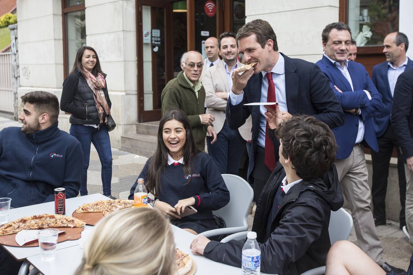 El líder del PP compartió un trozo de pizza con unos estudiantes