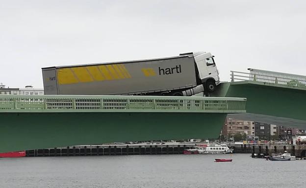 Un camión se queda atascado en el puente levadizo del Pesquero