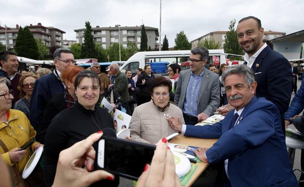 Revilla ha visitao el mercado de los jueves