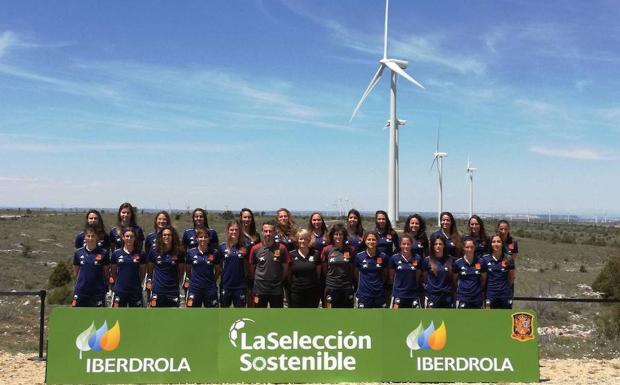 La seleccion 'sostenible' española, en el Parque Eólico de Maranchón. 