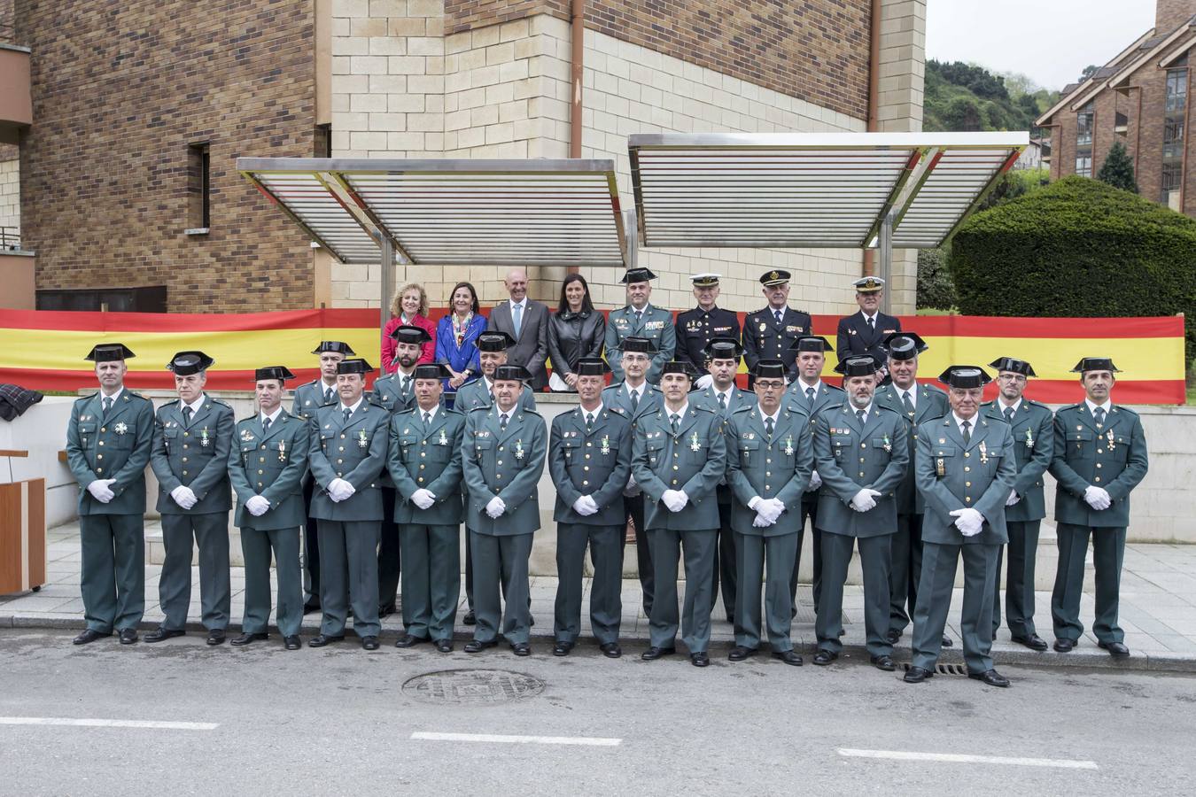 La Guardia Civil de Cantabria ha celebrado este jueves un acto institucional para conmemorar el 175 aniversario de su fundación, en el que se ha condecorado a 20 sargentos, cabos y guardias, y que ha concluido con una exposición de las unidades del Instituto Armado