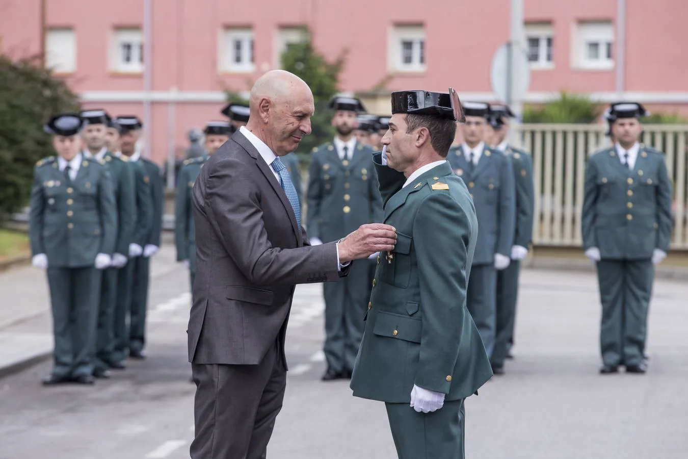 La Guardia Civil de Cantabria ha celebrado este jueves un acto institucional para conmemorar el 175 aniversario de su fundación, en el que se ha condecorado a 20 sargentos, cabos y guardias, y que ha concluido con una exposición de las unidades del Instituto Armado