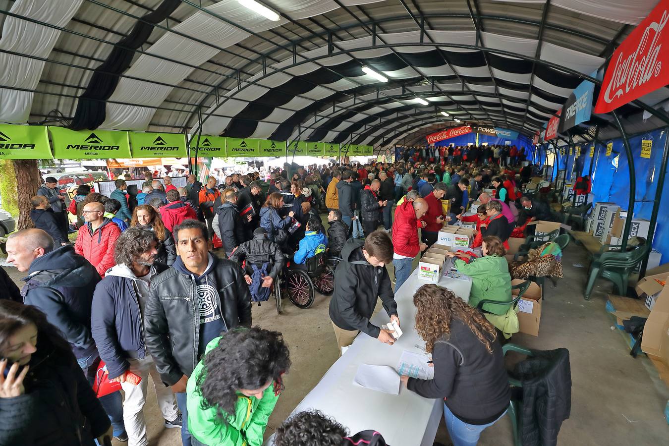 Los participantes y seguidores de 'Los 10.000 del Sopla' llenan de ambiente las 'calles de Cabezón de la Sal en los instantes previos al inicio de la prueba.