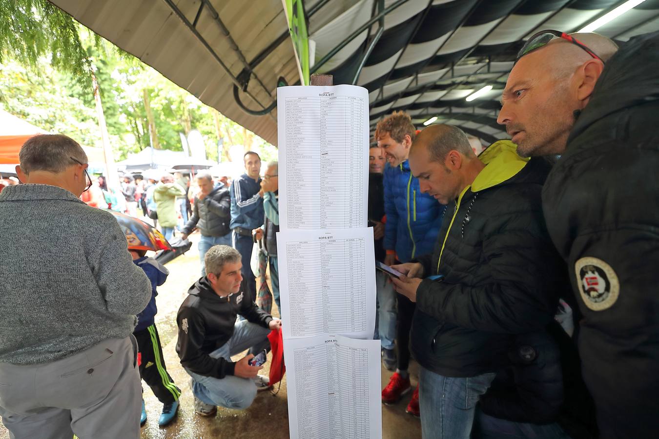 Los participantes y seguidores de 'Los 10.000 del Sopla' llenan de ambiente las 'calles de Cabezón de la Sal en los instantes previos al inicio de la prueba.