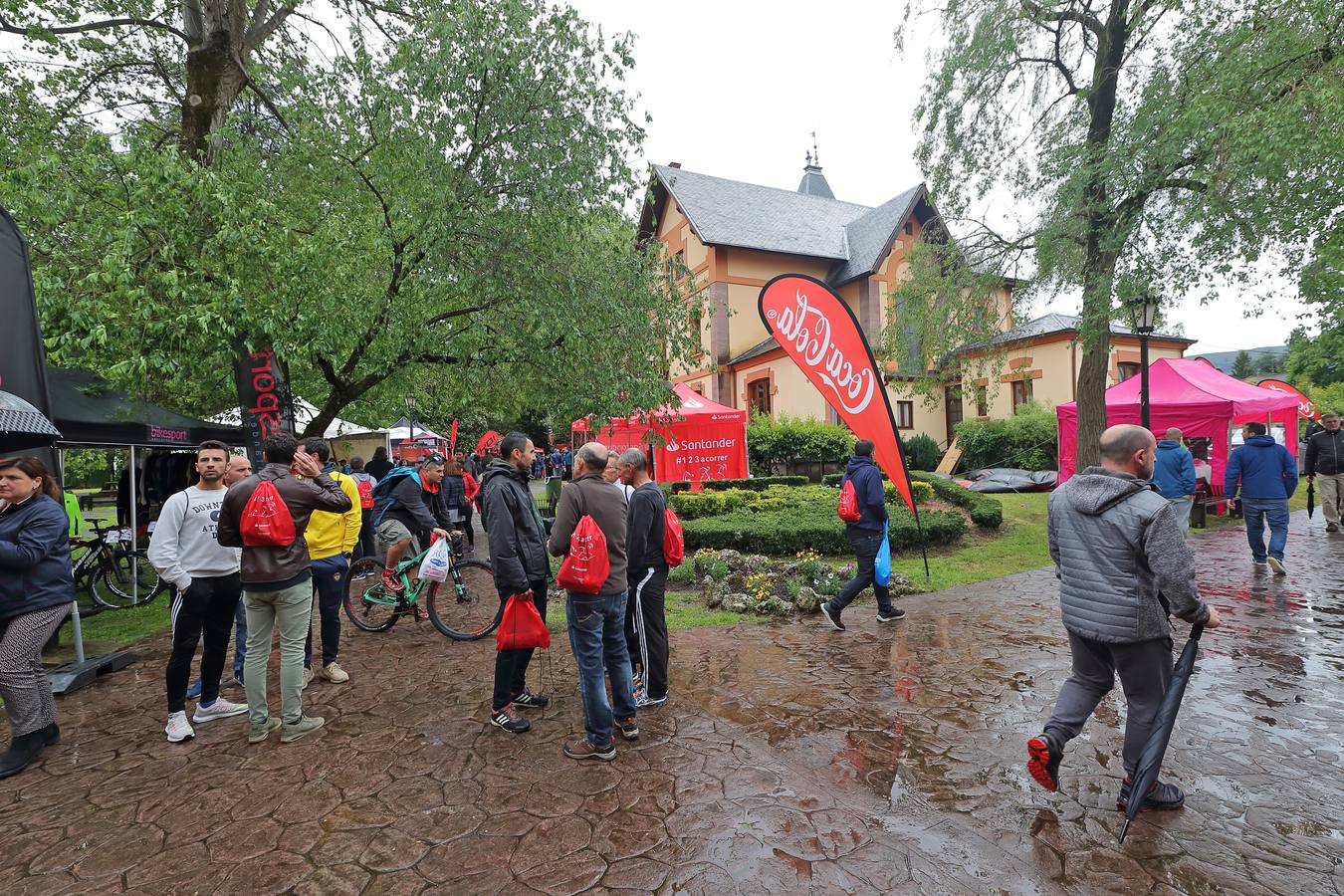 Los participantes y seguidores de 'Los 10.000 del Sopla' llenan de ambiente las 'calles de Cabezón de la Sal en los instantes previos al inicio de la prueba.