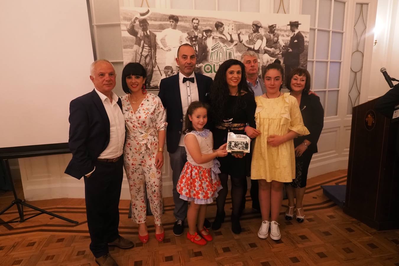 La capitana del Racing femenino, Silvia Martínez, en el centro y junto a sus familiares, en un momento de la gala.