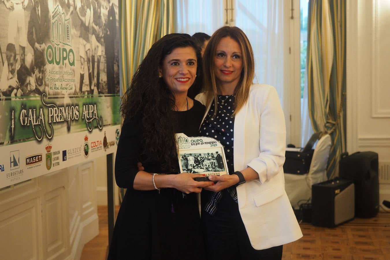 La capitana del Racing, Silvia Martínez recoge el premio de manos de Anto Verdugo, presidenta del fútbol femenino de Cantabria y presidenta del Racing Féminas.