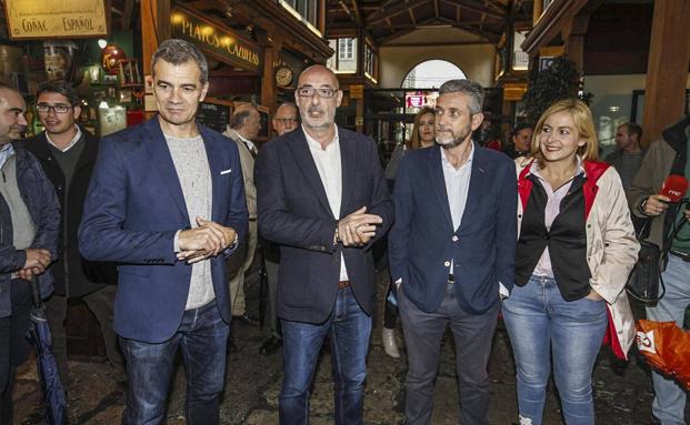 Cantó, Álvarez, Ceruti y García, al llegar al mercado.