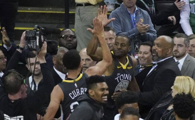 Andre Iguodala celebra la victoria con Stephen Curry (de espaldas).