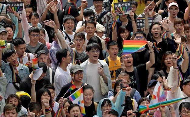 Manifestación por las calles de Taipéi con motivo de la aprobación de la ley del matrimonio gay en Taiwán.