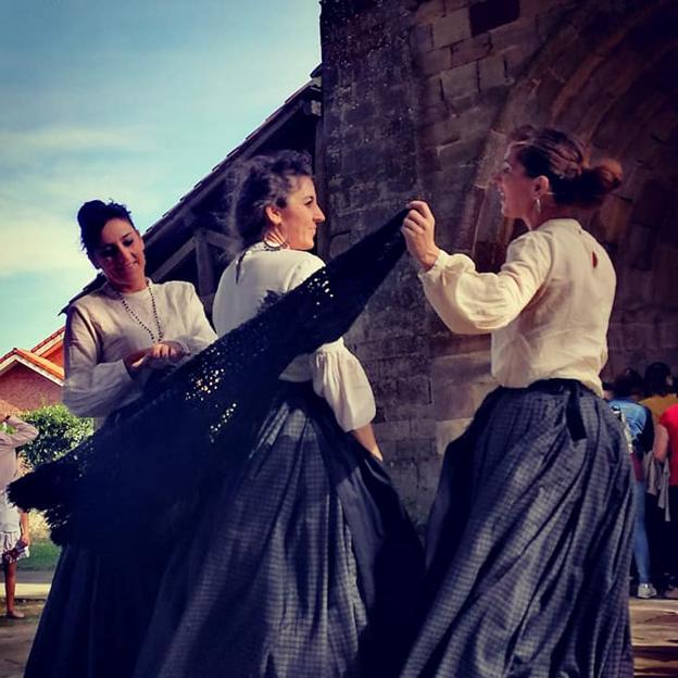 Andariveles, trío de música tradicional con gaita, requinto, tambor, pandereta y voces. 