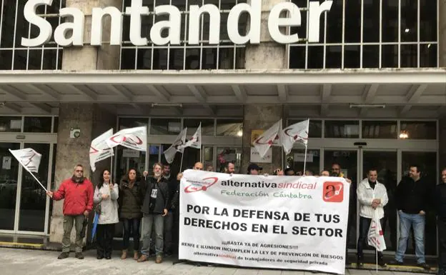 Concentración a las puertas de la estación de Santander, esta mañana.