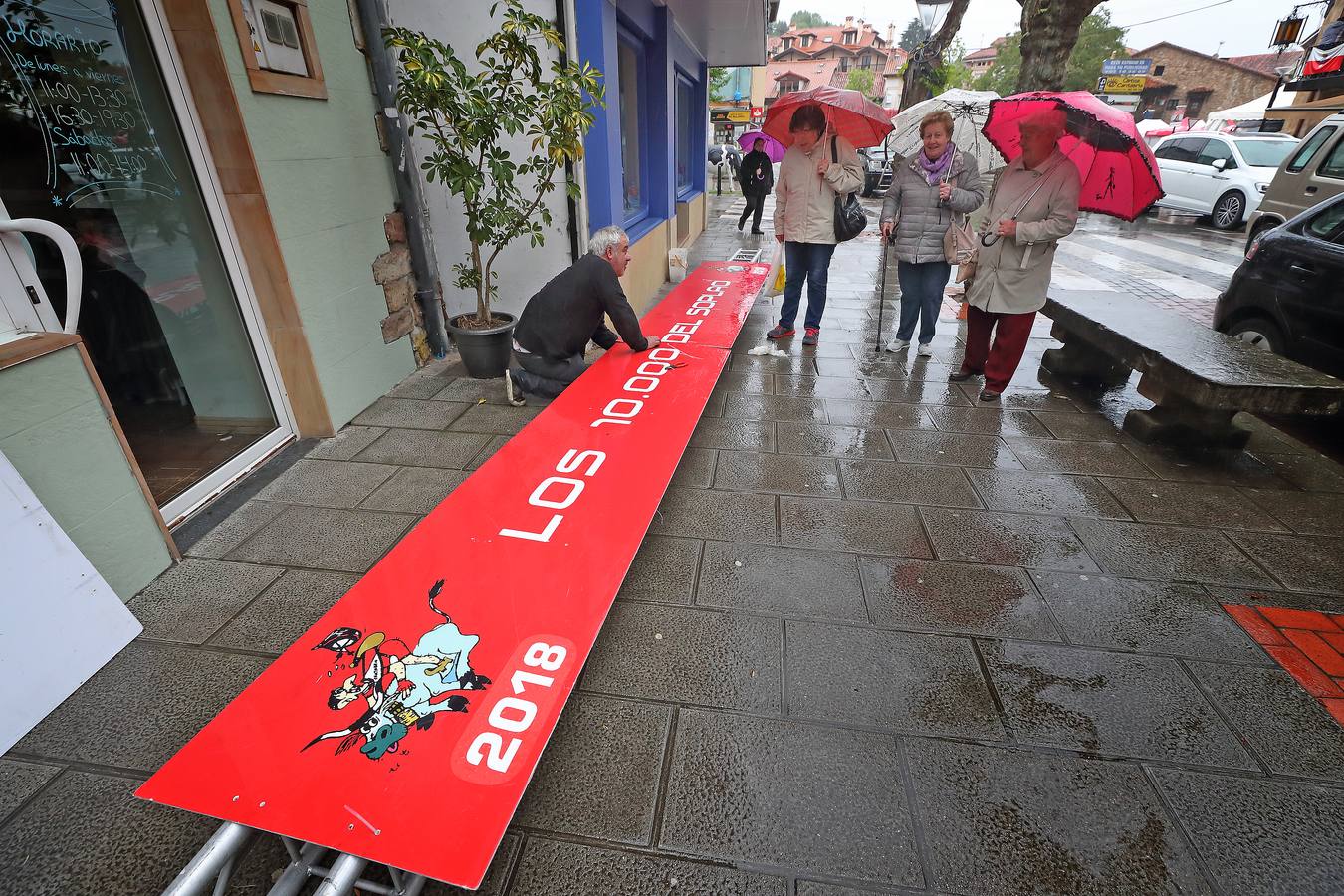 Preparativos en cada esquina de Cabezón para que todo esté listo de cara al inicio de Los 10.000 del Soplao