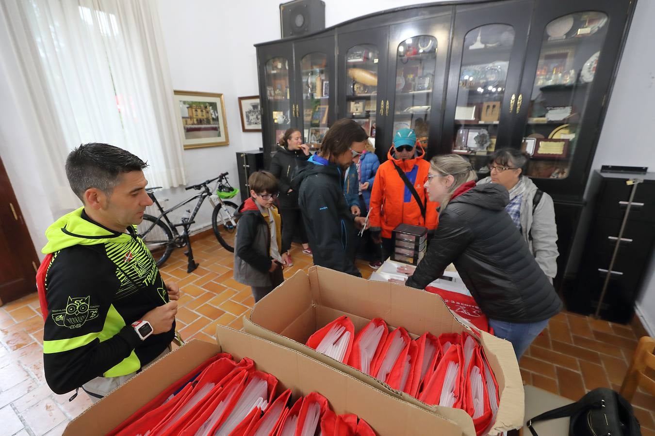 Preparativos en cada esquina de Cabezón para que todo esté listo de cara al inicio de Los 10.000 del Soplao