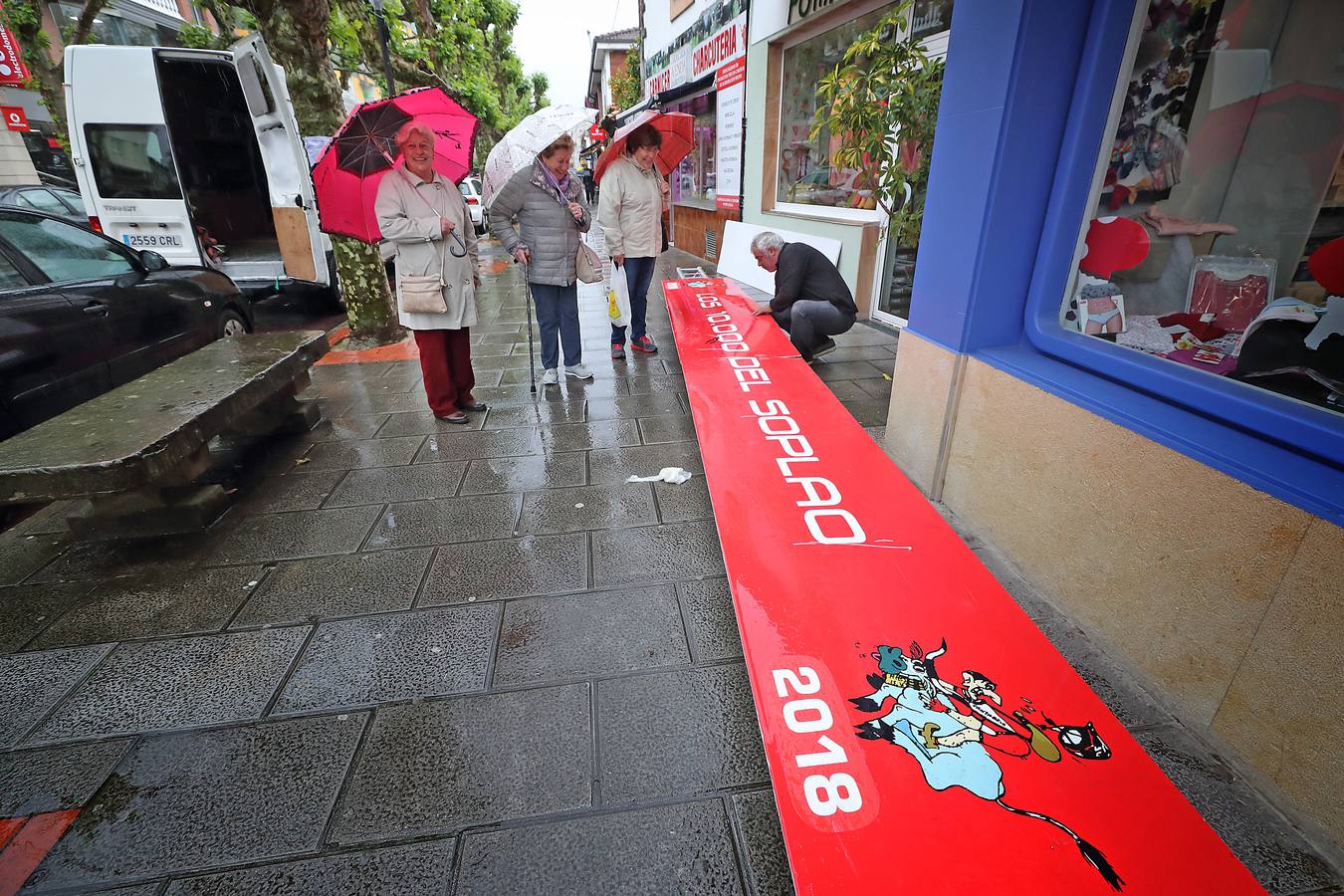 Preparativos en cada esquina de Cabezón para que todo esté listo de cara al inicio de Los 10.000 del Soplao