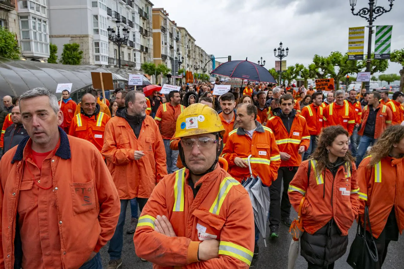 Pese a la lluvia y el frío, la plantilla de la fábrica de Sidenor de Reinosa, acompañada por numerosos vecinos de la comarca de Campoo, ha teñido de naranja las calles de Santander para clamar por sus garantías laborales de cara a la posible venta de la parte de forja de grandes piezas y laminado