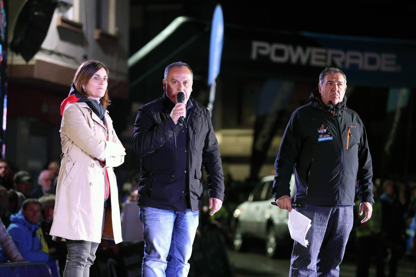 Los participantes y seguidores de 'Los 10.000 del Sopla' llenan de ambiente las 'calles de Cabezón de la Sal en los instantes previos al inicio de la prueba.