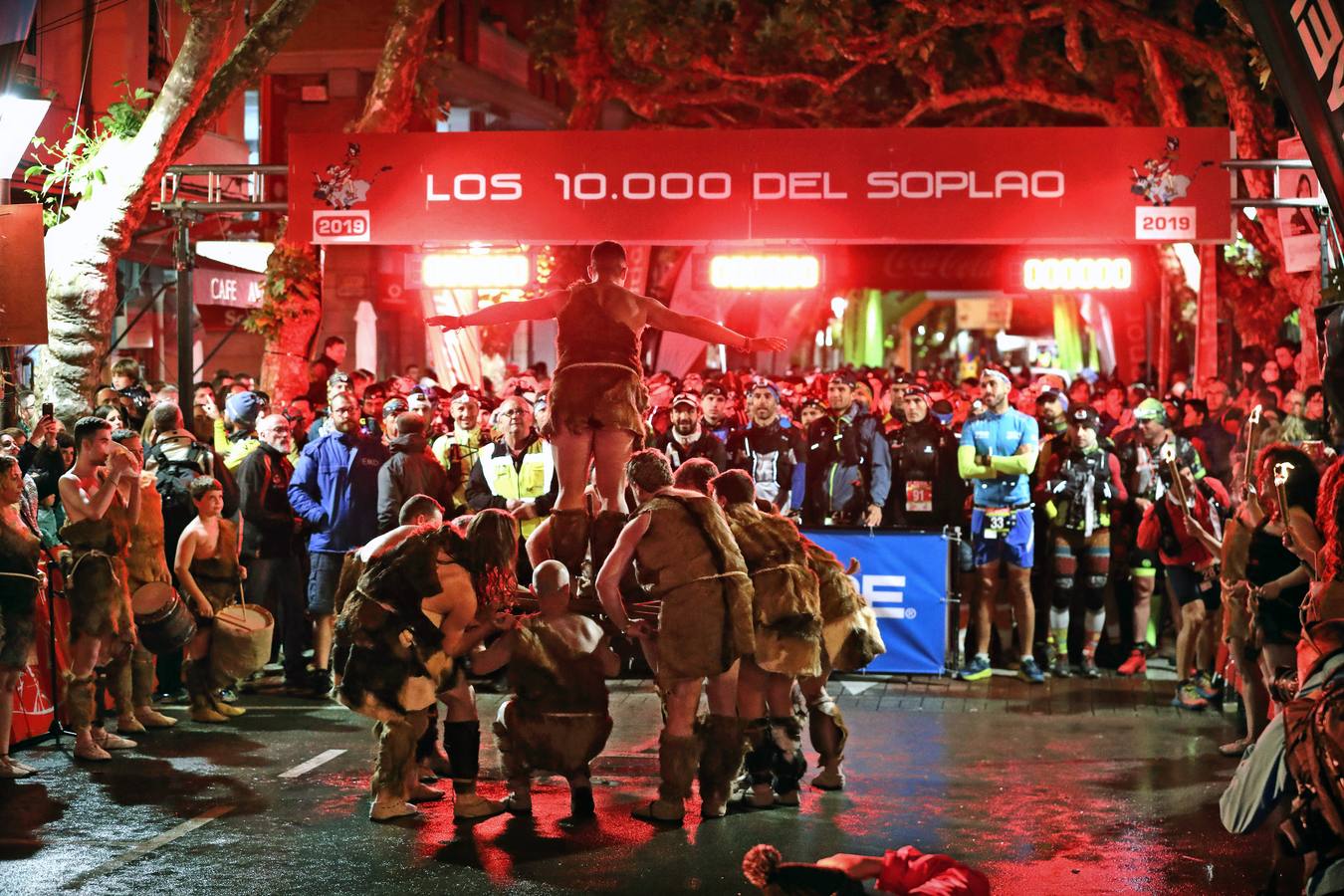 Los participantes y seguidores de 'Los 10.000 del Sopla' llenan de ambiente las 'calles de Cabezón de la Sal en los instantes previos al inicio de la prueba.