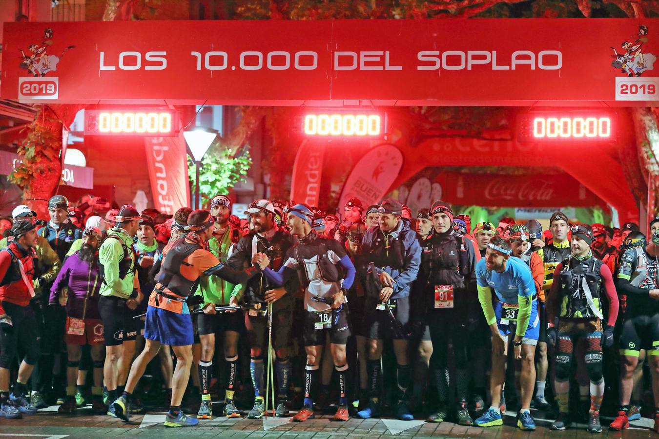 Los participantes y seguidores de 'Los 10.000 del Sopla' llenan de ambiente las 'calles de Cabezón de la Sal en los instantes previos al inicio de la prueba.