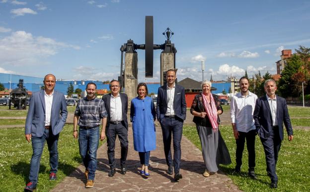 De izquierda a derecha, Julio Ricciardiello, Iván Martínez, José Manuel Cruz Viadero, Marta Fernández-Teijeiro, Javier López Estrada, Blanca Rosa Gómez Morante, David García y Ángel Bercedo caminan en el recinto de La Lechera.