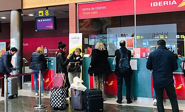 Varios de los viajeros afectados en el mostrador de Iberia.