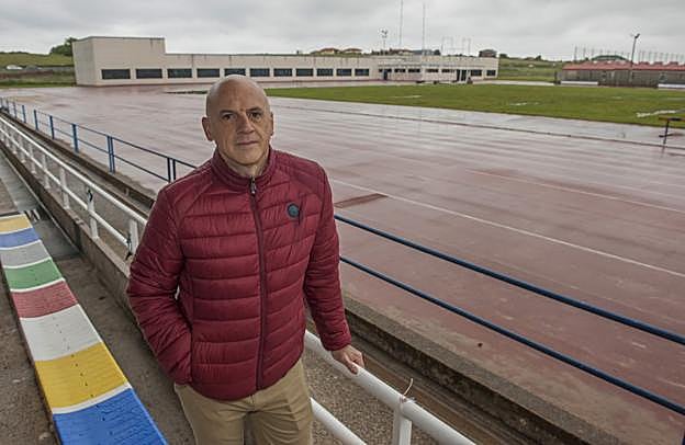 Juan Gómez, en la grada del Complejo Ruth Beitia. 
