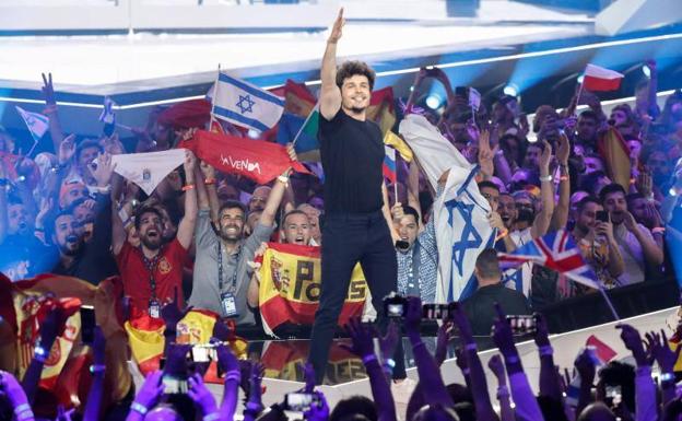 Miki saluda al público de Tel Aviv tras interpretar 'La Venda' en la final de Eurovisión.