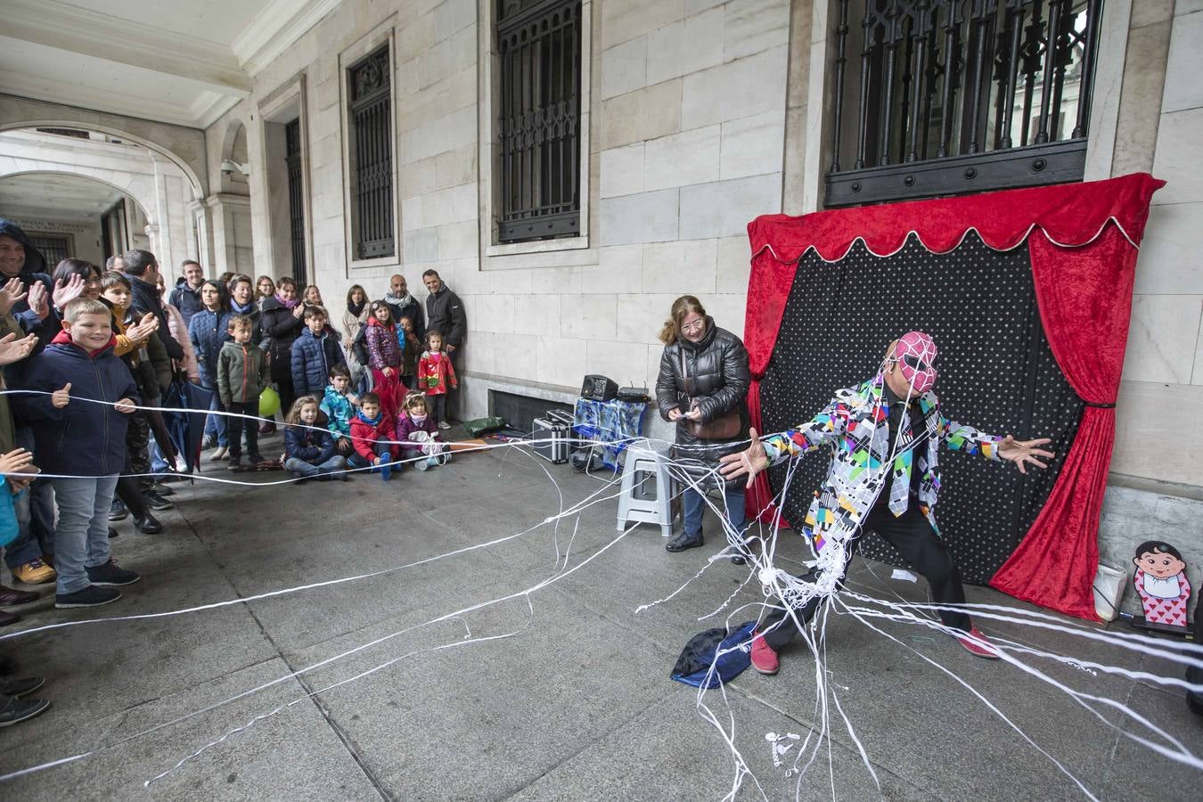 El mal tiempo trasladó los espectáculos a los templetes de Pombo y Jardines de Pereda y los soportales de la Plaza Porticada 