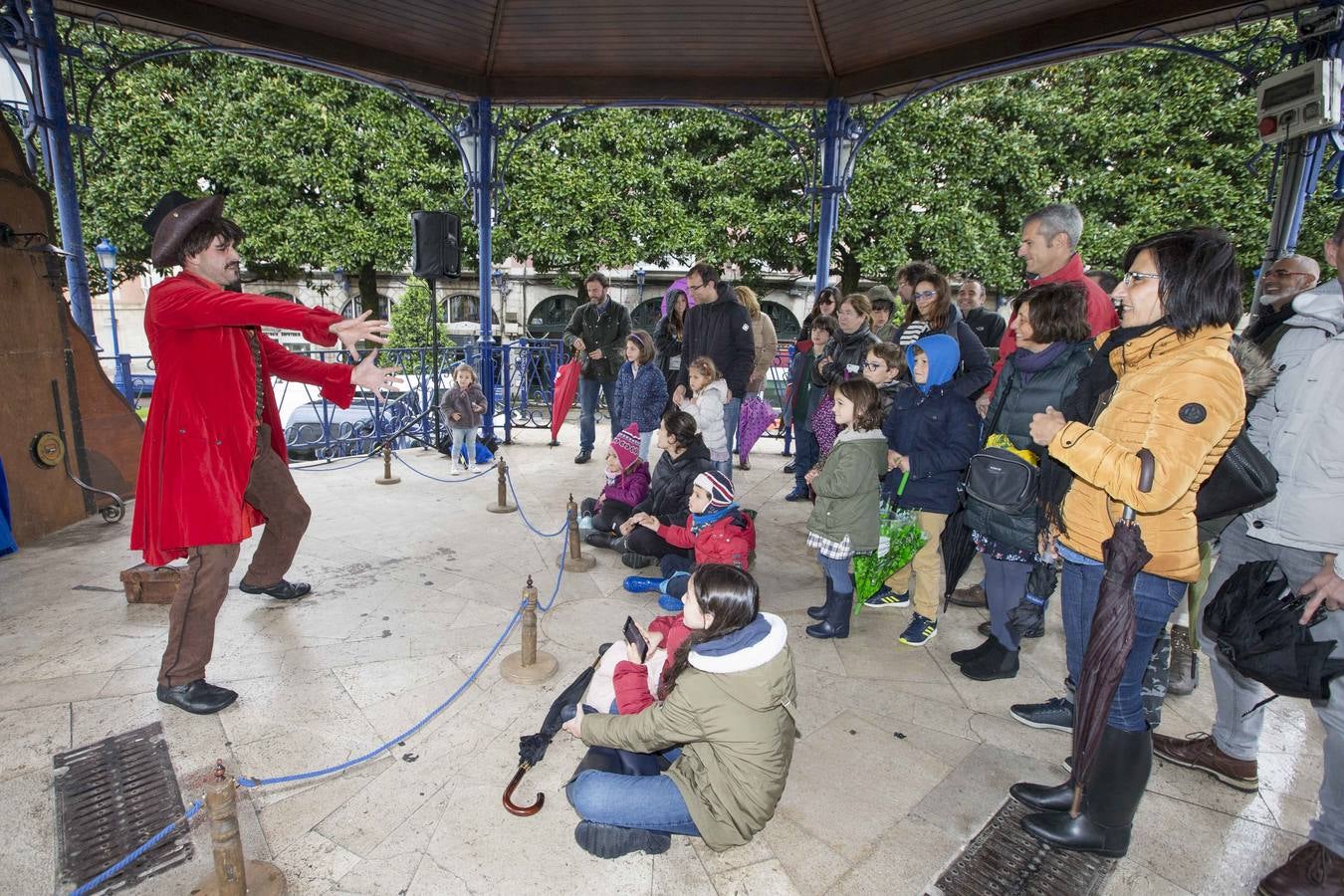 El mal tiempo trasladó los espectáculos a los templetes de Pombo y Jardines de Pereda y los soportales de la Plaza Porticada 