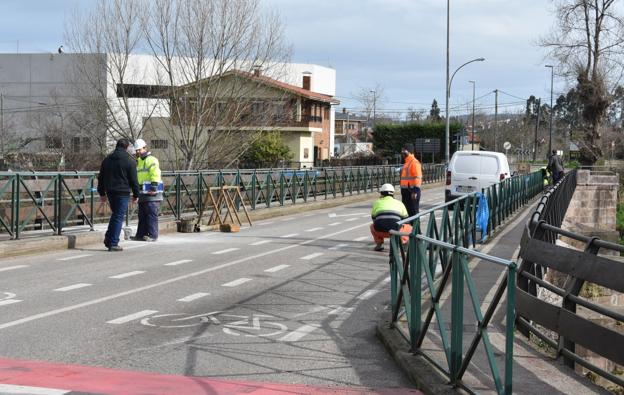 La ampliación del puente entre Cartes y Santiago obligará a regular el tráfico desde hoy, lunes, cortando un carril durante dos semanas al menos