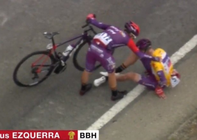 Imagen secundaria 1 - Arriba, imagen de Ezquerra, anrtes de la caída, cuando lideraba la carrera.Abajo, Ángel Madrazo consuela a Ezquerra, en el suelo y el propio Madrazo es consolado por un qauxiliar del equipo a su llegada a meta.