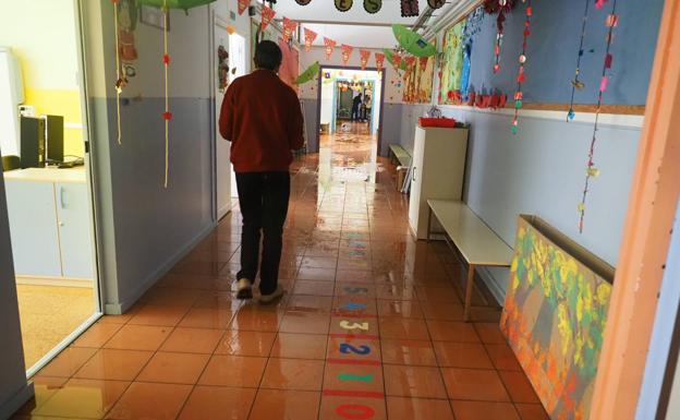 Pasillos inundados y falsos techos desprendidos en los colegios Antonio Mendoza y Cisneros.