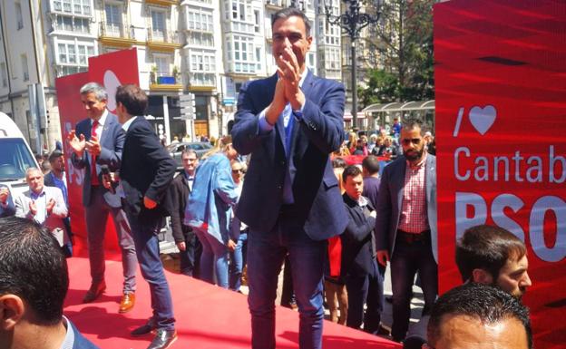 Pedro Sánchez, en el centro de Santander este lunes.