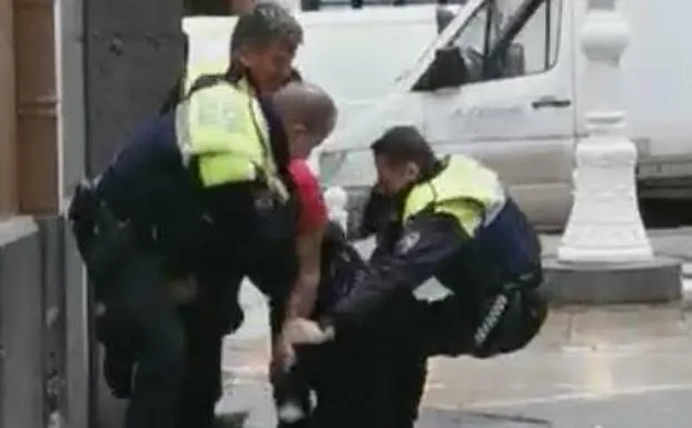 Fotograma del vídeo que está circulando por WhastApp, con varios agentes tratando de reducir a un joven, que opone fuerte resistencia.